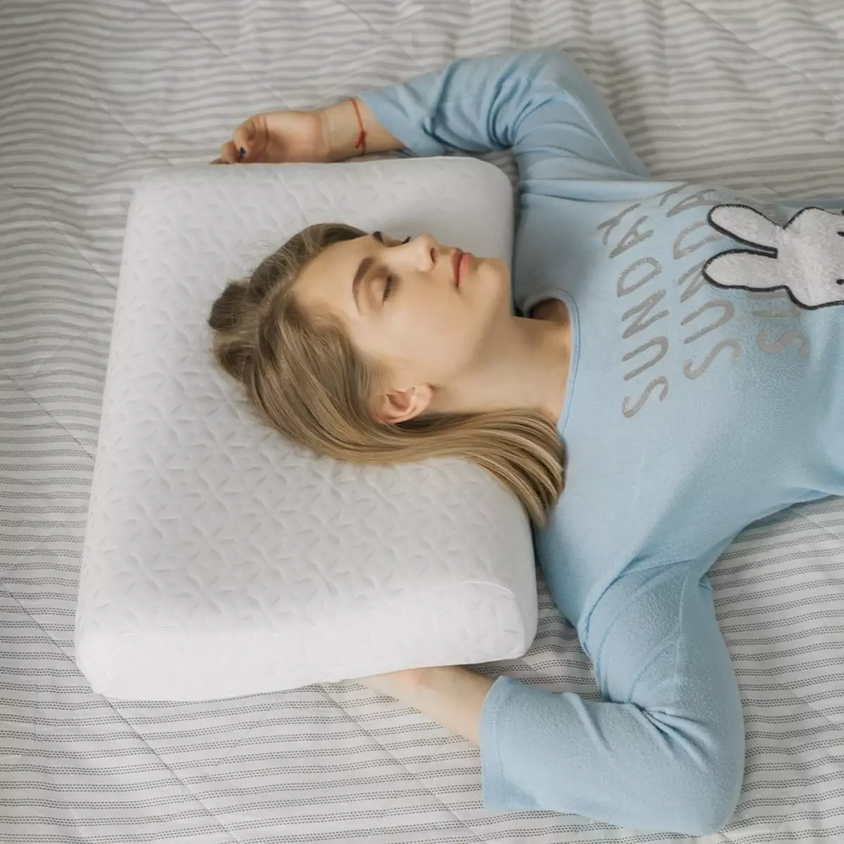 Anatomik Yastık: Uyku için seçmek için nasıl seçilir? En iyisini değerlendir. Yükseklik ve diğer boyutlar, hafızalı yastıklar. Ne olduğunu? Yorumlar 20707_5