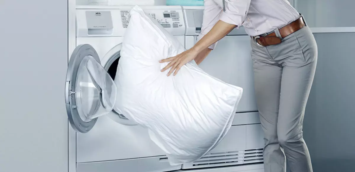Можно постирать подушку в стиральной машине. Стирка подушек. Стирка подушек в стиральной машине. Стирка подушек в прачечной. Подушка в стиральной машинке.