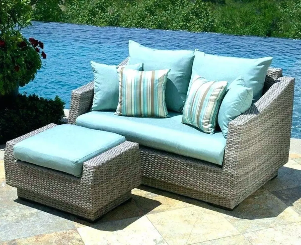 Bahçe mobilyaları için yastıklar: kapaklar, salıncaklar ve koltuklar için yastıklar, ülke mobilyaları için yumuşak sokak modelleri 20710_3