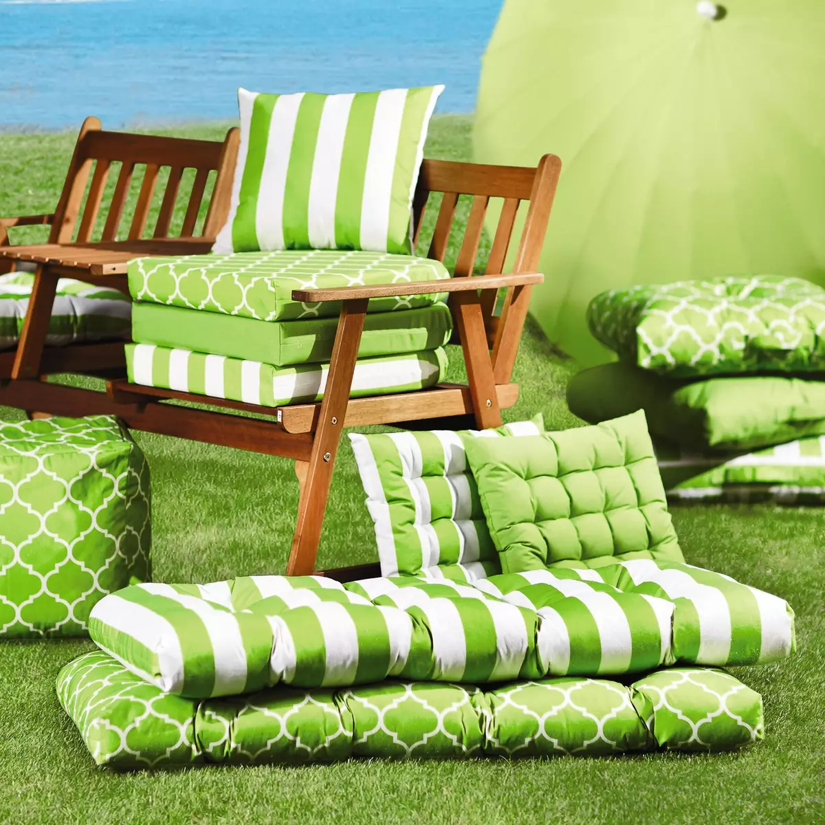 Bahçe mobilyaları için yastıklar: kapaklar, salıncaklar ve koltuklar için yastıklar, ülke mobilyaları için yumuşak sokak modelleri 20710_4