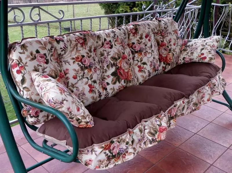 Bahçe mobilyaları için yastıklar: kapaklar, salıncaklar ve koltuklar için yastıklar, ülke mobilyaları için yumuşak sokak modelleri 20710_7