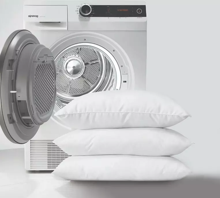 Czyszczenie poduszki z pióra: jak czyścić poduszkę kołdrą w domu bez prania? Maszyny do odbudowy i aerochik 20712_25