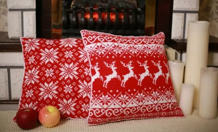 Cuscini a maglia (34 foto): da un peluche e altri filati, cuscini decorativi giocattoli sotto forma di una mucca, cuscini di Capodanno sotto forma di stelle e altri 20717_28