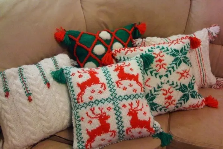 Cuscini a maglia (34 foto): da un peluche e altri filati, cuscini decorativi giocattoli sotto forma di una mucca, cuscini di Capodanno sotto forma di stelle e altri 20717_31