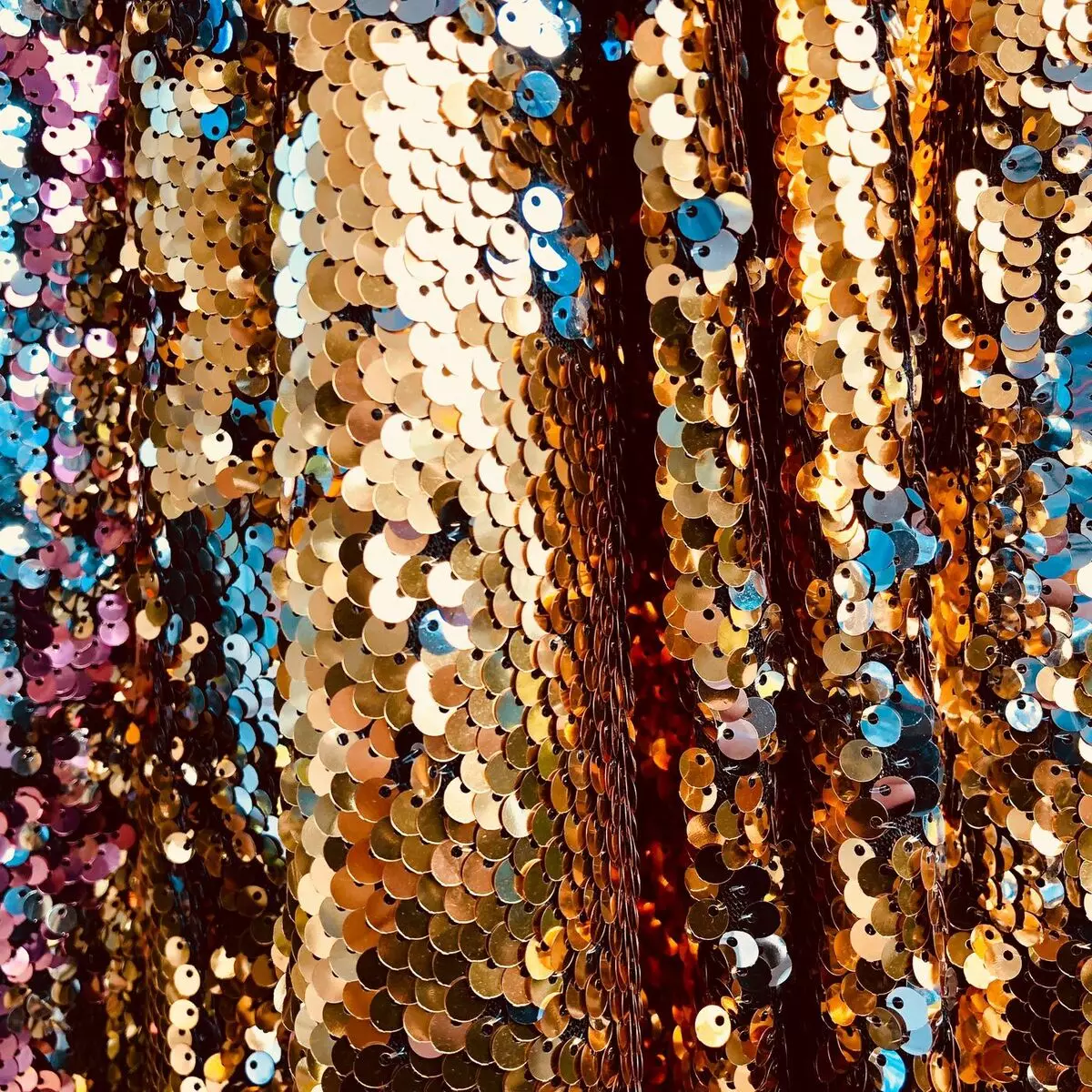 Ohiri isi ya na sequins (2 Foto): na-egosi sequins na ohiri isi ihe eji achọ mma. Ebee ka ị ga-esi eji? 20720_4