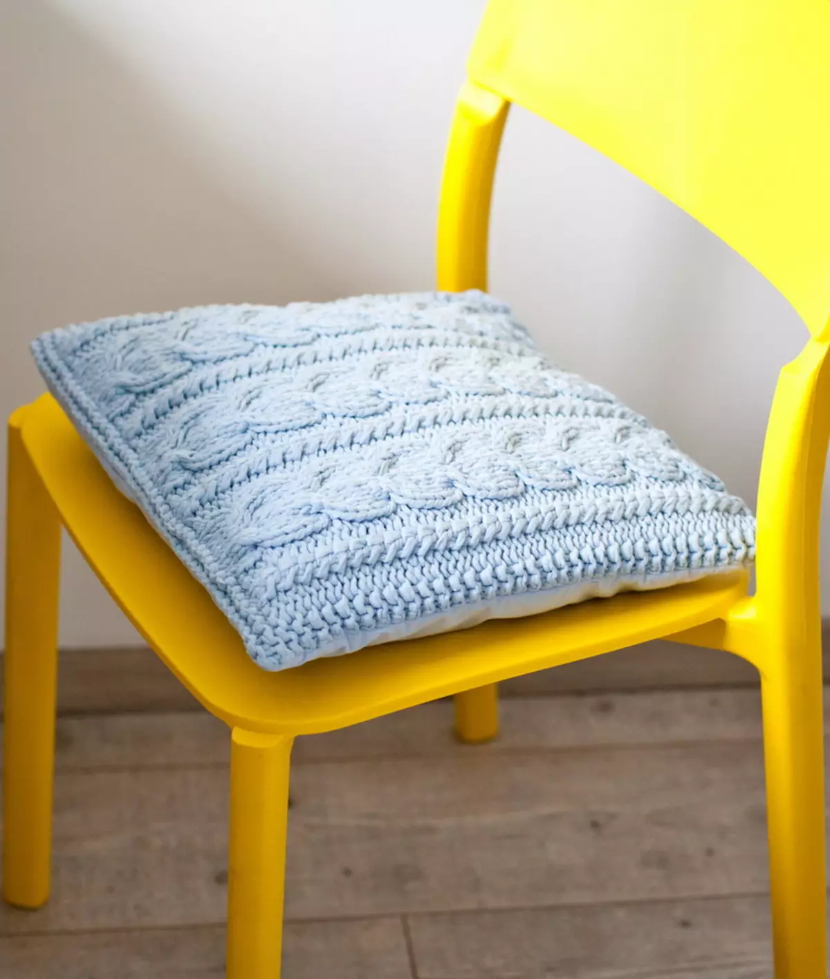 Tyynyt tuolilla: Pyöreät tyynyt istuimiin jakkarakenteessa keittiössä, mallit takana asento, kuvakudos, keltainen, sininen ja muut 20722_47
