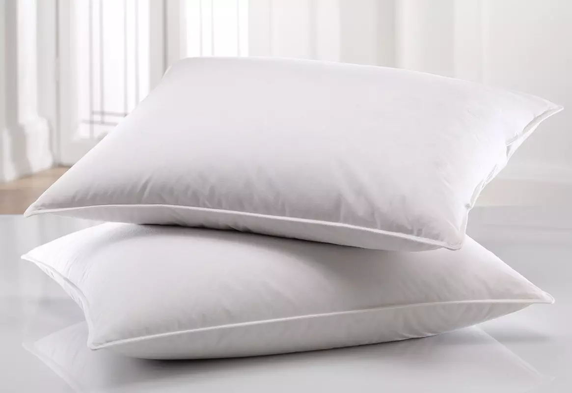 실리콘 베개 : 실리콘 화 된 섬유는 무엇입니까? 잠을 자고 좌석을위한 베개. 필러 공이있는 베개의 장단점 20723_26