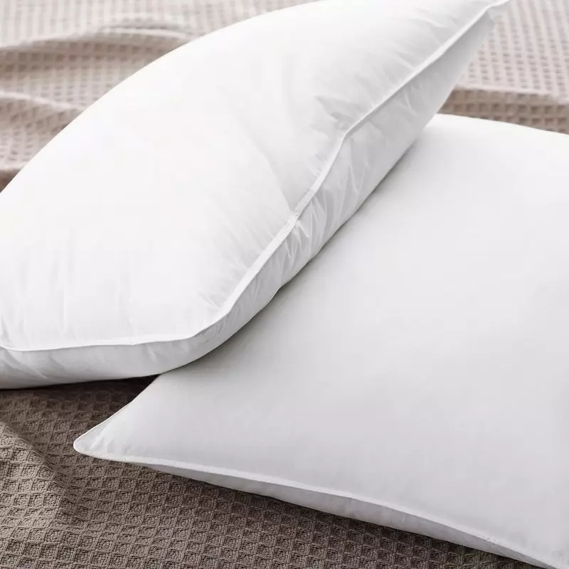 最高の枕：何を買う？ユーカリと他の枕の最高の製造業者、ノックダウンされていないトップ枕の評価 20727_34