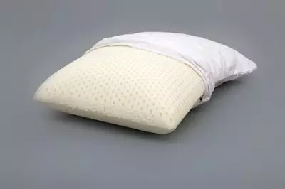 最高の枕：何を買う？ユーカリと他の枕の最高の製造業者、ノックダウンされていないトップ枕の評価 20727_7