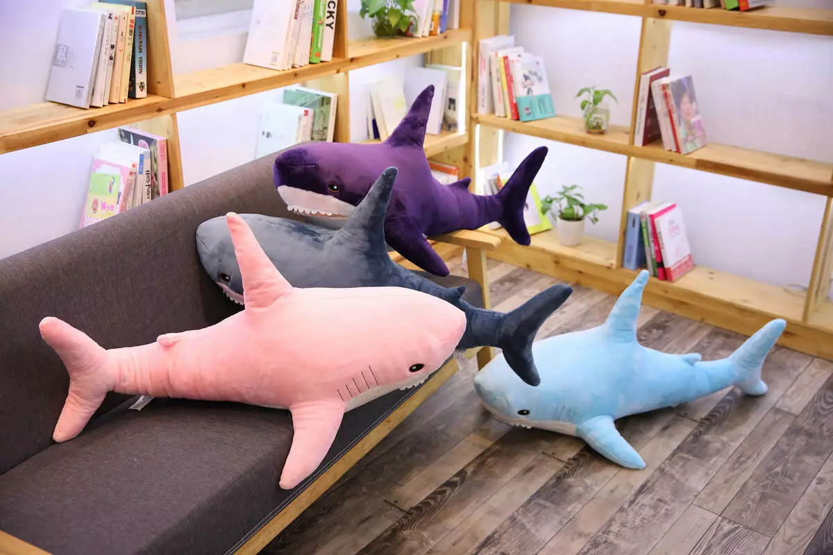 Shark Възглавници (16 снимки): меки възглавници играчки във формата на акули, материали и дизайн 20733_9