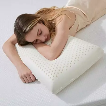 Spilvens gulēt: kā izvēlēties izvēlēties labu miegu? Spilvens starp kājām un plakanu, liels pilnā izaugsmē un standartā, izmēri 20758_28