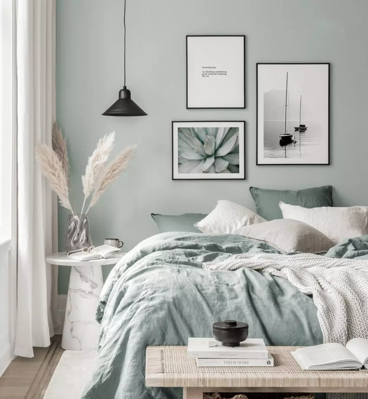 Pleatters yn 'e sliepkeamer: posters yn it ynterieur op' e muorre boppe it bêd en op oare plakken. Hokker grutte om te kiezen en hokker posters hingje? POSTERS MET PEONIES, ZWART EN WIT EN OAR 20796_21