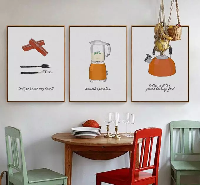 Poster di dapur (37 foto): peraturan untuk memilih poster di dapur dinding dalam gaya Provence dan Loft, poster Tahun Baru di pedalaman dan hitam dan putih, pilihan yang indah lain 20799_21