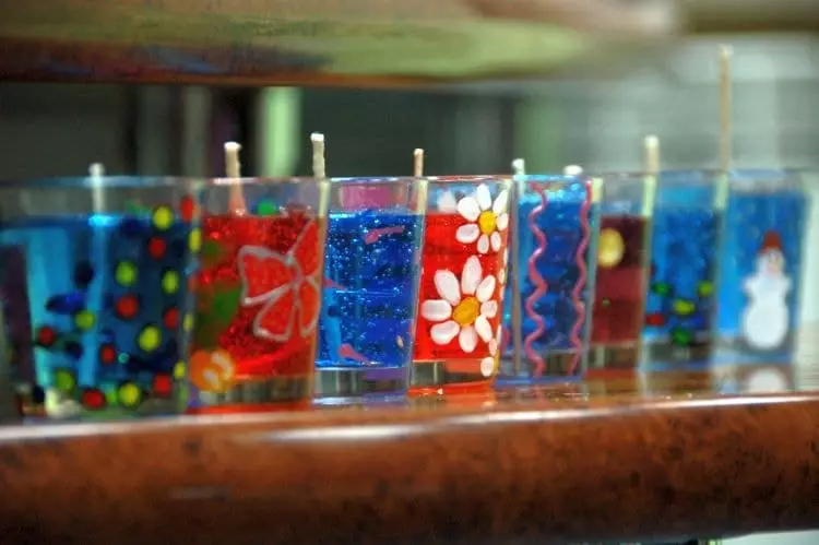 Gel svíčky (33 photos): s květinami a mušlí. Vytváření svíček s vlastními rukama doma s množstvím pro kreativitu a bez hotového gelu na hlavní třídě 20811_14