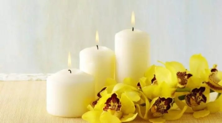 Vaško žvakės (41 nuotraukos): nuo natūralių bičių ir palmių vaško, baltos ir spalvotos (juodos, žalios, raudonos), kitos žvakės 20813_17