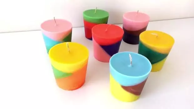 Воскові свічки (41 фото): з натурального бджолиного і пальмового воску, білі і кольорові (чорні, зелені, червоні), інші свічки 20813_30