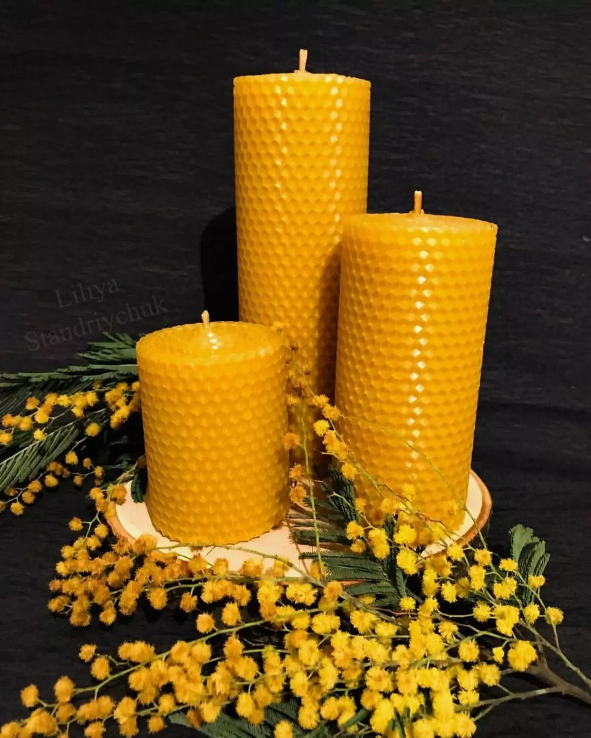 Восъчни свещи (41 снимки): от естествени пчели и палмов восък, бял и оцветен (черен, зелен, червен), други свещи 20813_9