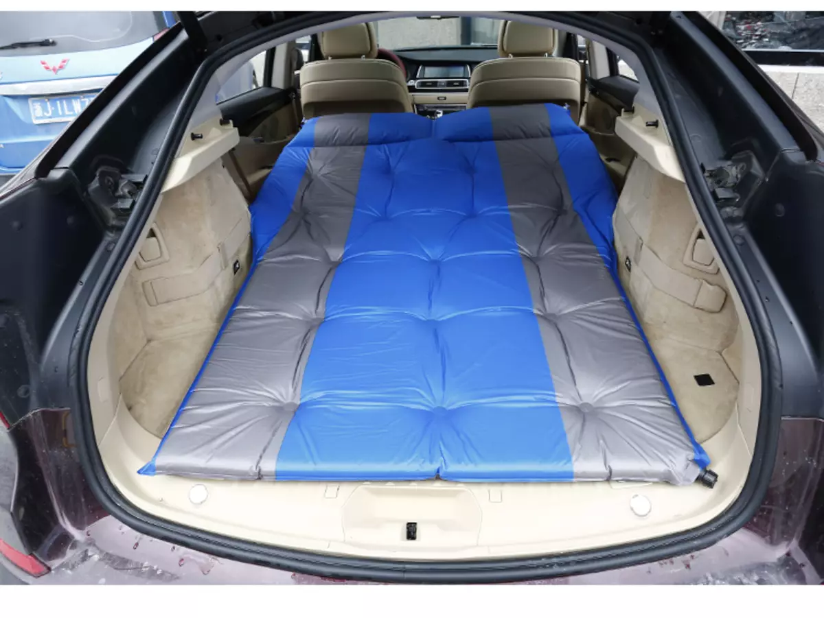 Materace w samochodzie: modele na tylnym siedzeniu oraz w bagażniku do podróży, ogrzewany i dla dzieci, ortopedycznych i innych opcji snu 20819_10