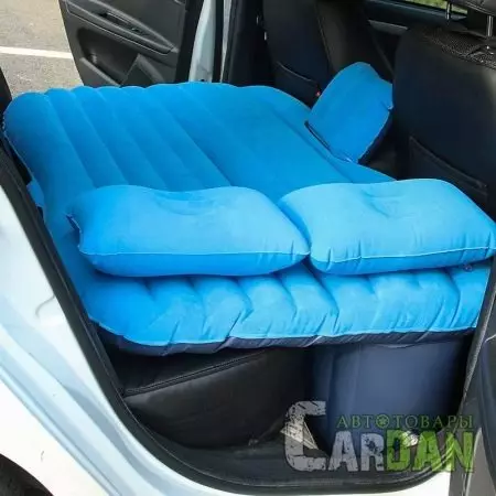 Colchóns no coche: modelos no asento traseiro e en tronco para viaxar, quentados e para nenos, ortopédicos e outras opcións para durmir 20819_14