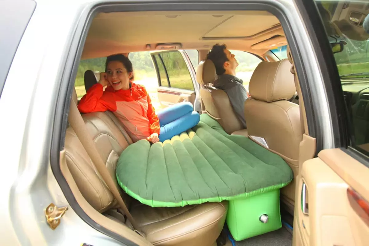汽車中的床墊：後座的模型和旅行的後備箱，加熱和兒童，矯形和其他睡眠選擇 20819_18