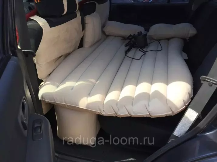 Colchóns no coche: modelos no asento traseiro e en tronco para viaxar, quentados e para nenos, ortopédicos e outras opcións para durmir 20819_7