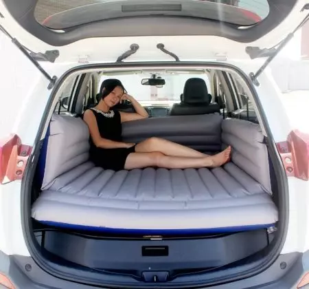Матраци в машину: моделі на заднє сидіння і в багажник для подорожей, з підігрівом і для дітей, ортопедичні та інші варіанти для сну 20819_9