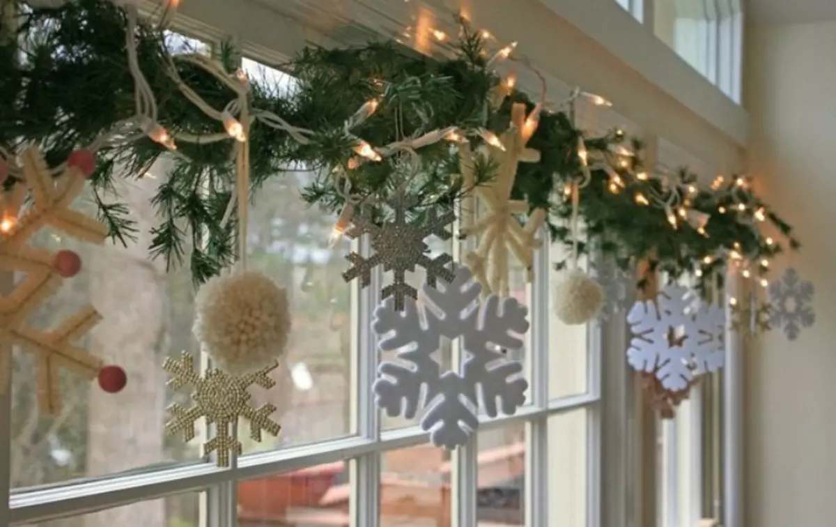 Как да украсят прозореца с изкуствен сняг? Идеите на декориране прозорци със сняг от кутията за новата година, правилата на красив дизайн 20824_13