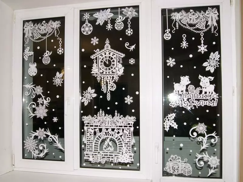 Как да украсят прозореца с изкуствен сняг? Идеите на декориране прозорци със сняг от кутията за новата година, правилата на красив дизайн 20824_17