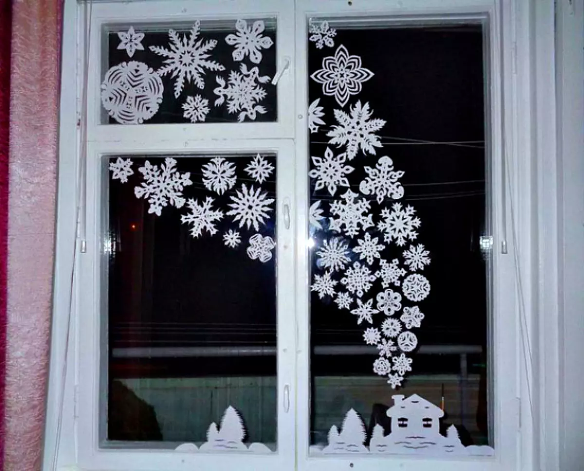 Как да украсят прозореца с изкуствен сняг? Идеите на декориране прозорци със сняг от кутията за новата година, правилата на красив дизайн 20824_18