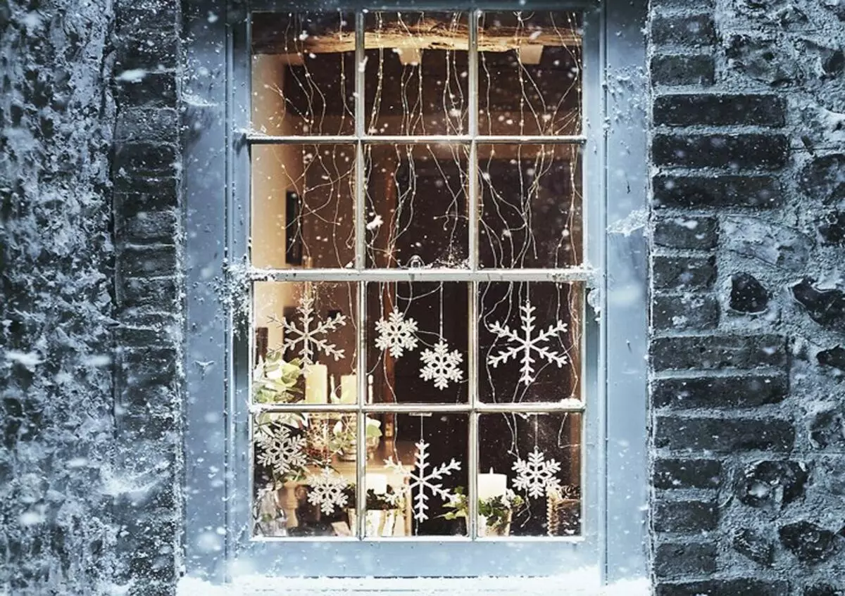 Как да украсят прозореца с изкуствен сняг? Идеите на декориране прозорци със сняг от кутията за новата година, правилата на красив дизайн 20824_2