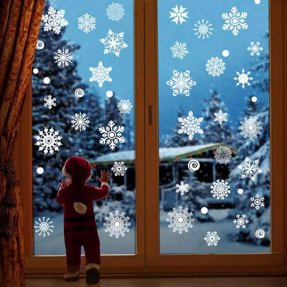 Как да украсят прозореца с изкуствен сняг? Идеите на декориране прозорци със сняг от кутията за новата година, правилата на красив дизайн 20824_20