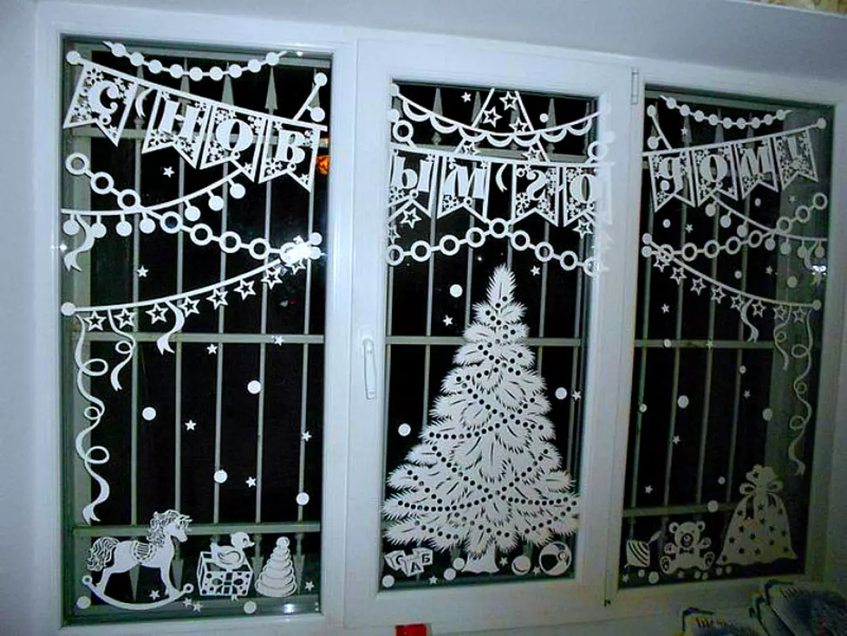 Как да украсят прозореца с изкуствен сняг? Идеите на декориране прозорци със сняг от кутията за новата година, правилата на красив дизайн 20824_24