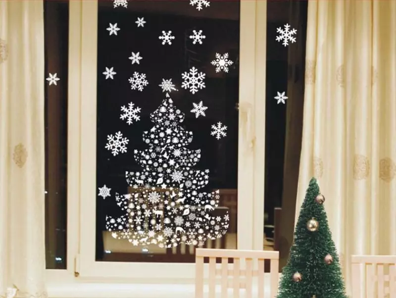 Как да украсят прозореца с изкуствен сняг? Идеите на декориране прозорци със сняг от кутията за новата година, правилата на красив дизайн 20824_25