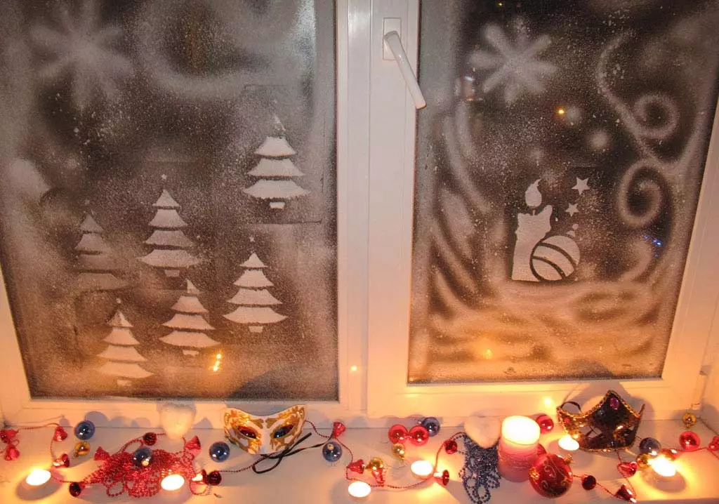 Как да украсят прозореца с изкуствен сняг? Идеите на декориране прозорци със сняг от кутията за новата година, правилата на красив дизайн 20824_27