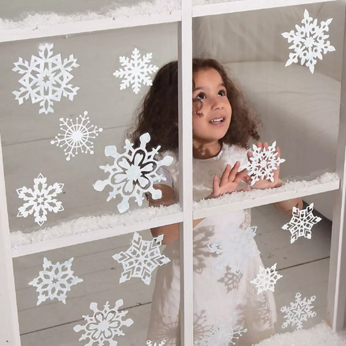 Как да украсят прозореца с изкуствен сняг? Идеите на декориране прозорци със сняг от кутията за новата година, правилата на красив дизайн 20824_3