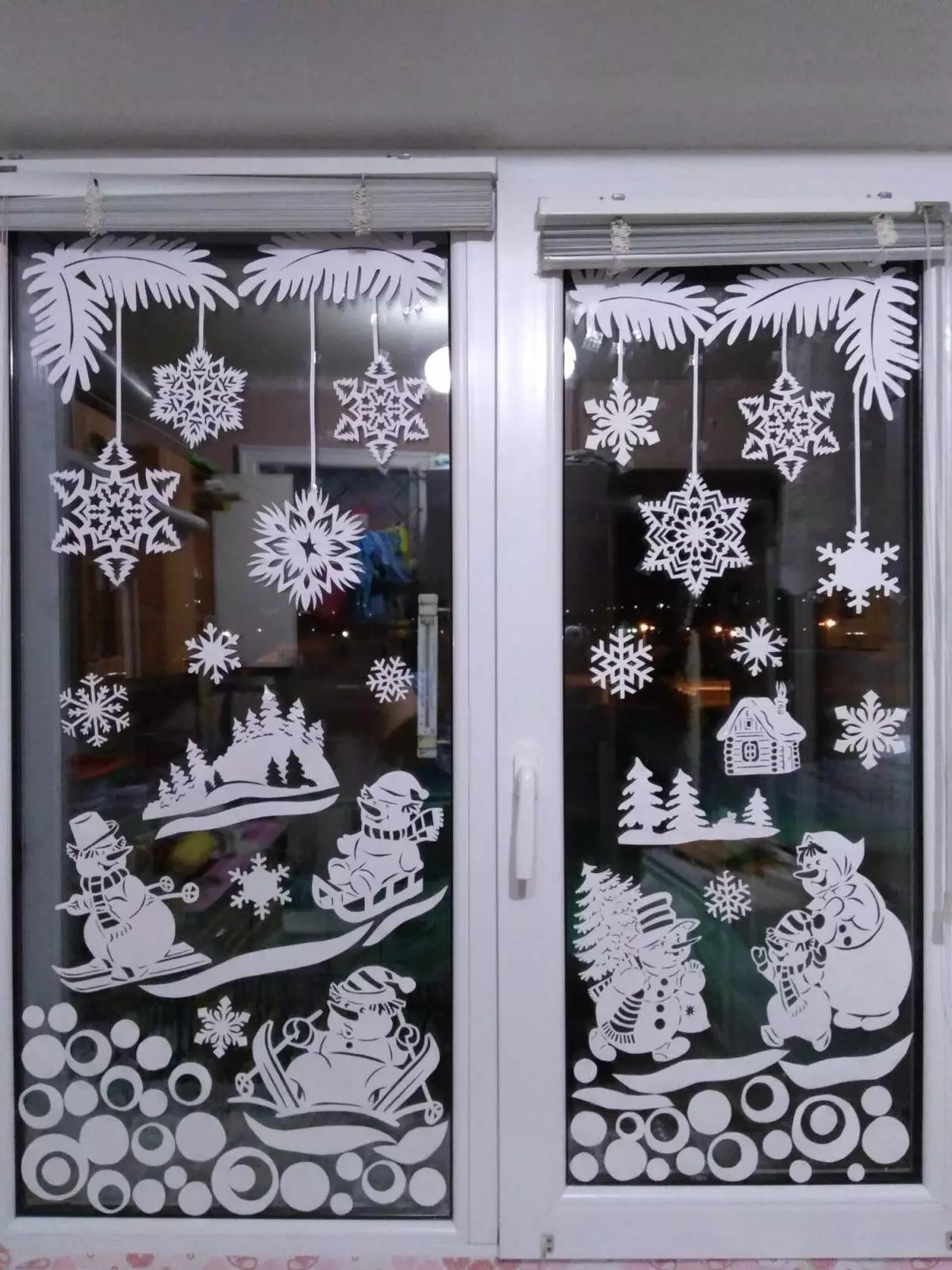 Как да украсят прозореца с изкуствен сняг? Идеите на декориране прозорци със сняг от кутията за новата година, правилата на красив дизайн 20824_30