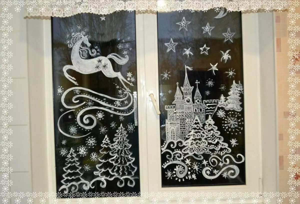 Как да украсят прозореца с изкуствен сняг? Идеите на декориране прозорци със сняг от кутията за новата година, правилата на красив дизайн 20824_31