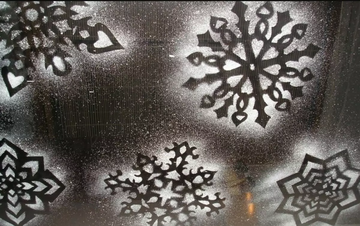 Как да украсят прозореца с изкуствен сняг? Идеите на декориране прозорци със сняг от кутията за новата година, правилата на красив дизайн 20824_5