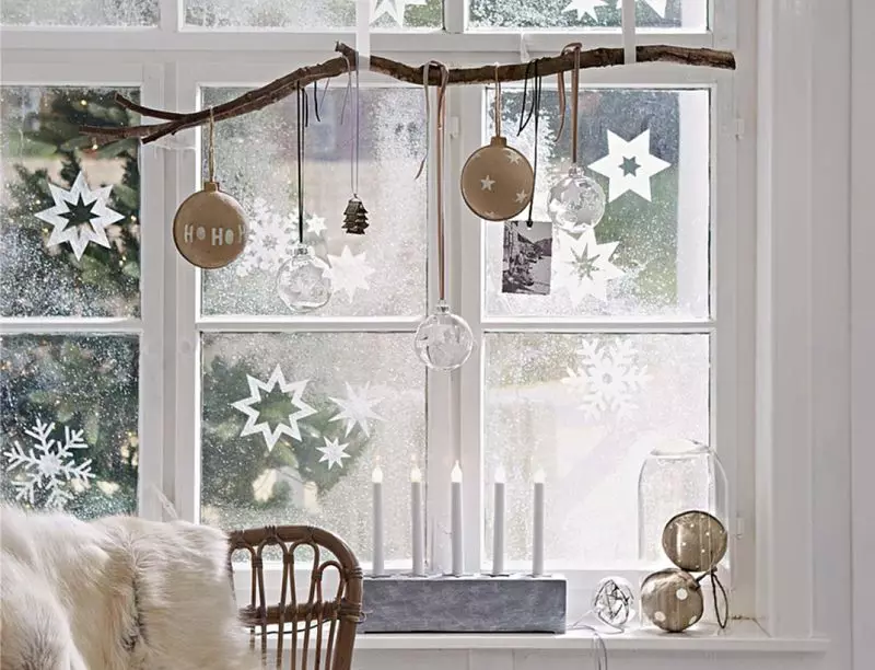 Как да украсят прозореца с изкуствен сняг? Идеите на декориране прозорци със сняг от кутията за новата година, правилата на красив дизайн 20824_6