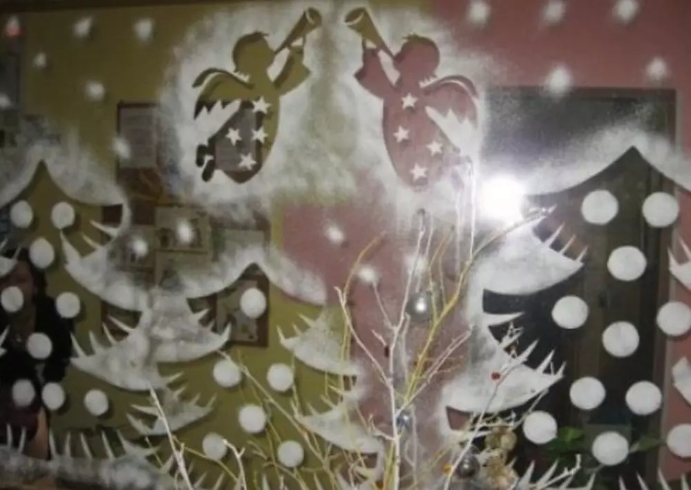 Как да украсят прозореца с изкуствен сняг? Идеите на декориране прозорци със сняг от кутията за новата година, правилата на красив дизайн 20824_8
