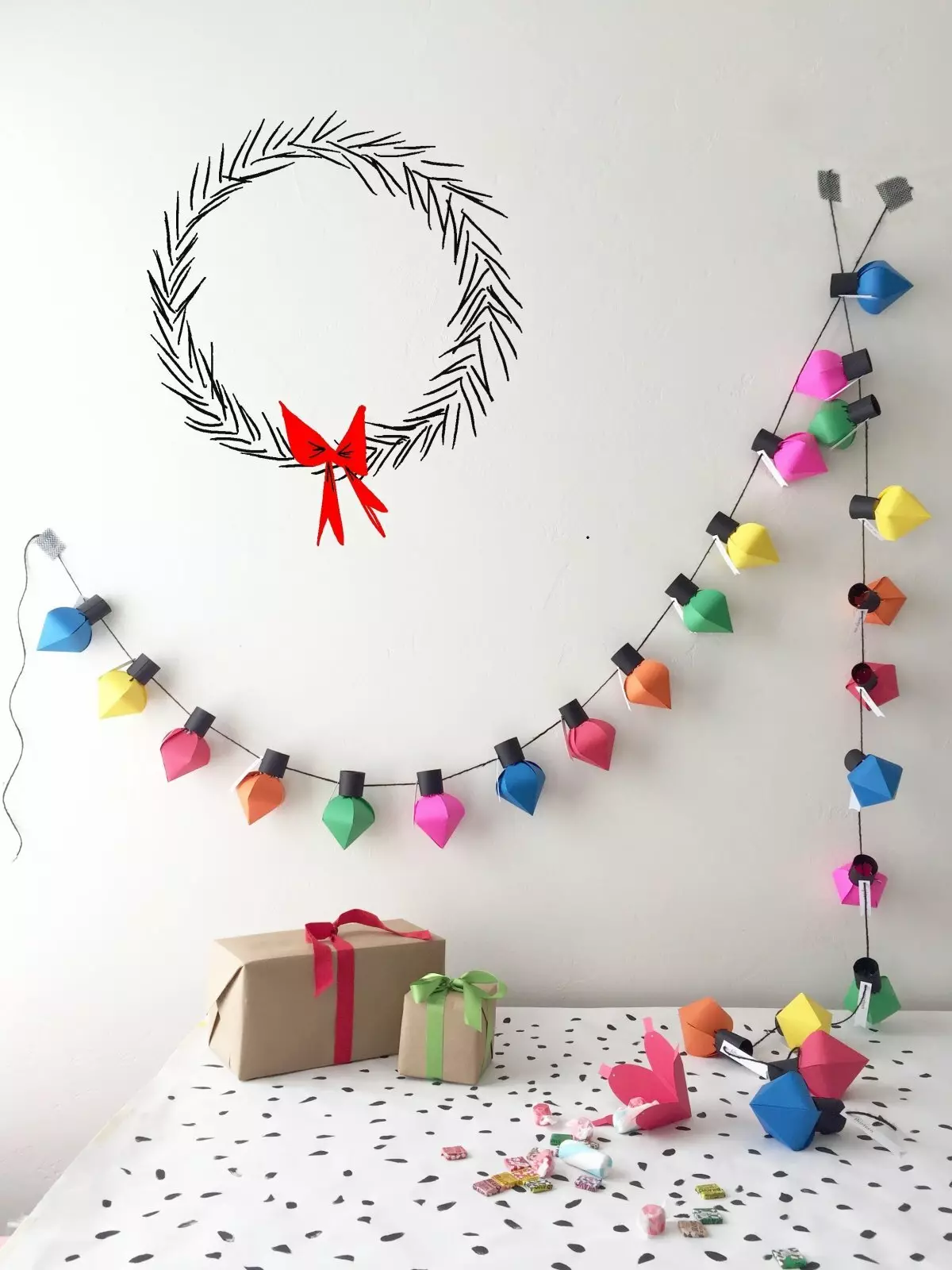 Papieren decoraties voor kamer met eigen handen: Butterfly Decor op de muur en pompen, producten van gegolfd en gekleurd papier, origami en sneeuwvlokken 20826_10