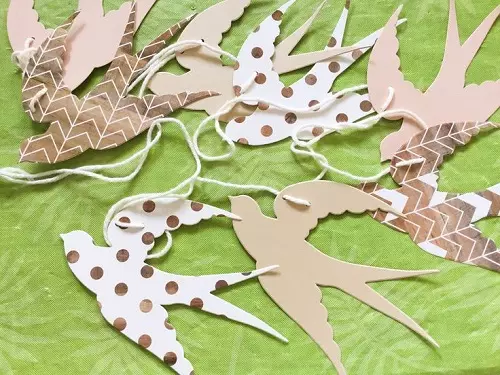 Papieren decoraties voor kamer met eigen handen: Butterfly Decor op de muur en pompen, producten van gegolfd en gekleurd papier, origami en sneeuwvlokken 20826_25