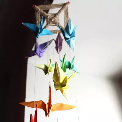 Papieren decoraties voor kamer met eigen handen: Butterfly Decor op de muur en pompen, producten van gegolfd en gekleurd papier, origami en sneeuwvlokken 20826_40