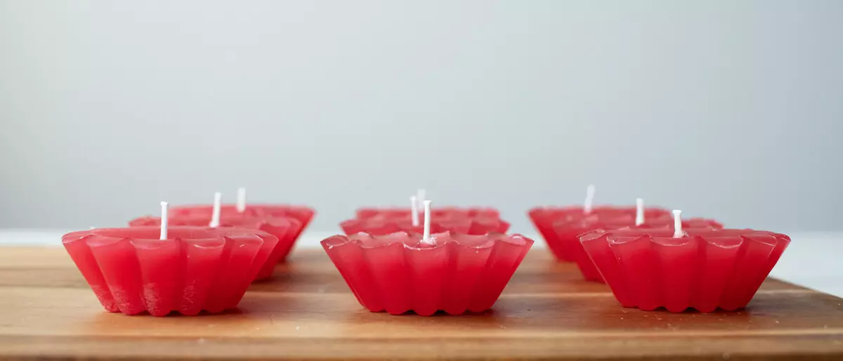 Plovoucí svíčky (32 fotek): Velikost (průměr) svíček ve svícnu. Kolik to spaluje ve vodě ve váze? Jak udělat své vlastní ruce? Jak používat? 20834_21