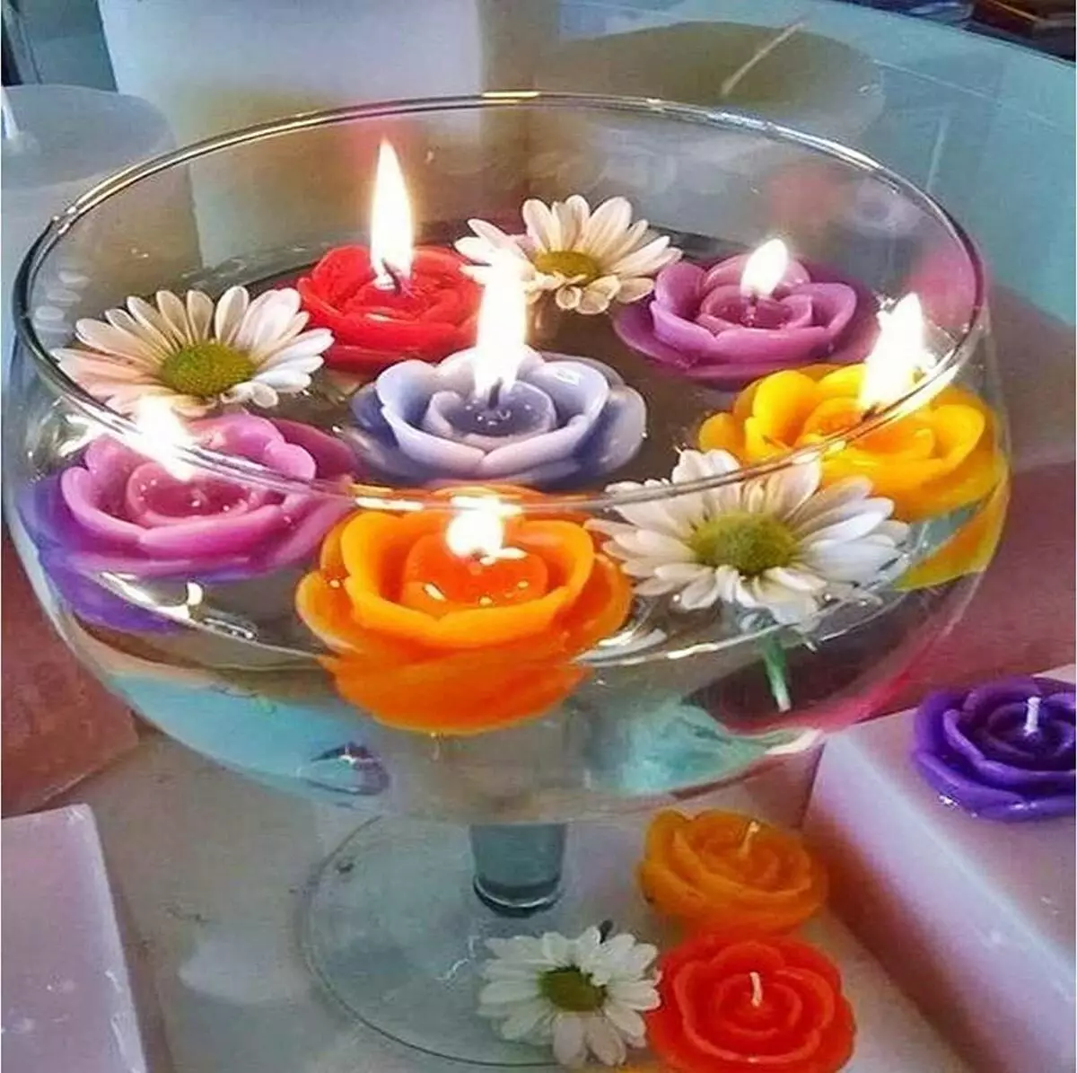 الشموع العائمة (32 صورة): حجم (قطر) من الشموع في شمعدان. كم يحترق في الماء في إناء؟ كيفية جعل يديك؟ كيف تستعمل؟ 20834_25