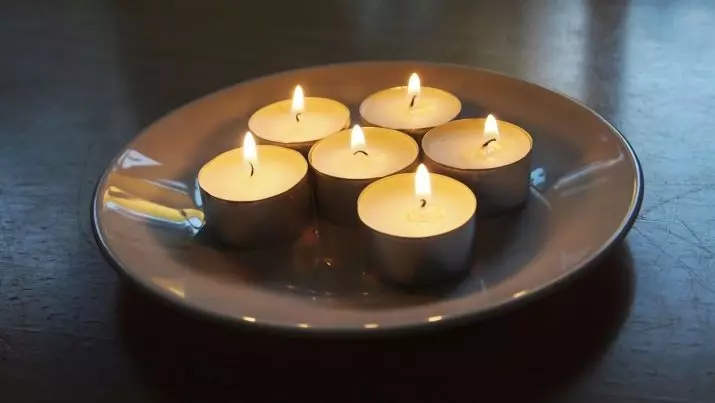 الشموع العائمة (32 صورة): حجم (قطر) من الشموع في شمعدان. كم يحترق في الماء في إناء؟ كيفية جعل يديك؟ كيف تستعمل؟ 20834_4