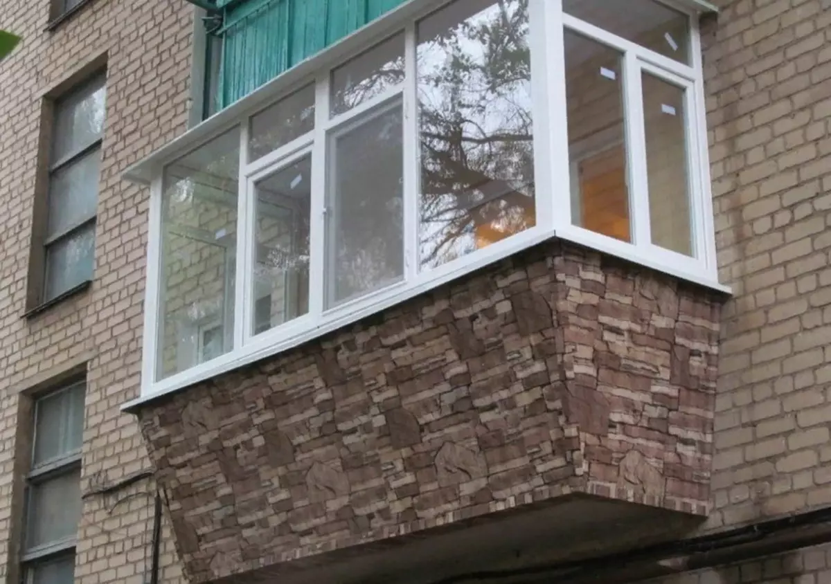 Crista de balcóns (95 fotos): Tipos de balcóns acristalados. Perfil de acristalamento de balcón lixeiro, parcial e fachada, vidreiras e outras opcións 20836_14