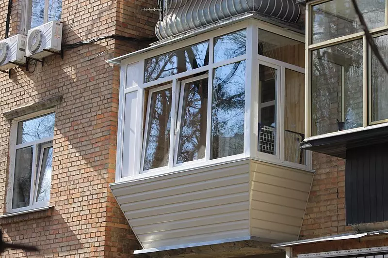Crista de balcóns (95 fotos): Tipos de balcóns acristalados. Perfil de acristalamento de balcón lixeiro, parcial e fachada, vidreiras e outras opcións 20836_16