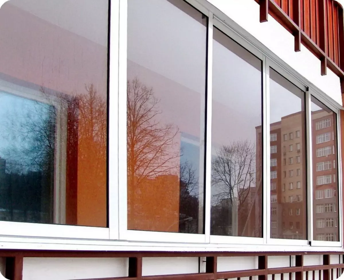 Verglasung von Balkone (95 Fotos): Arten von glasierten Balkonen. Leichter Balkonverglasungsprofil, Teil- und Fassade, Buntglas und andere Optionen 20836_19