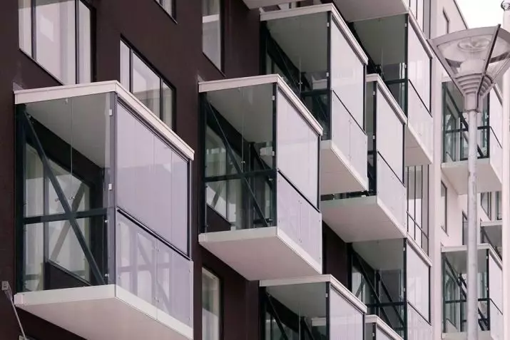 Glais balconies (95 foto): Jinis balconies sing gilap. Profil glazing lomba sing entheng, sebagian lan fasad, kaca sing di wernani lan pilihan liyane 20836_2